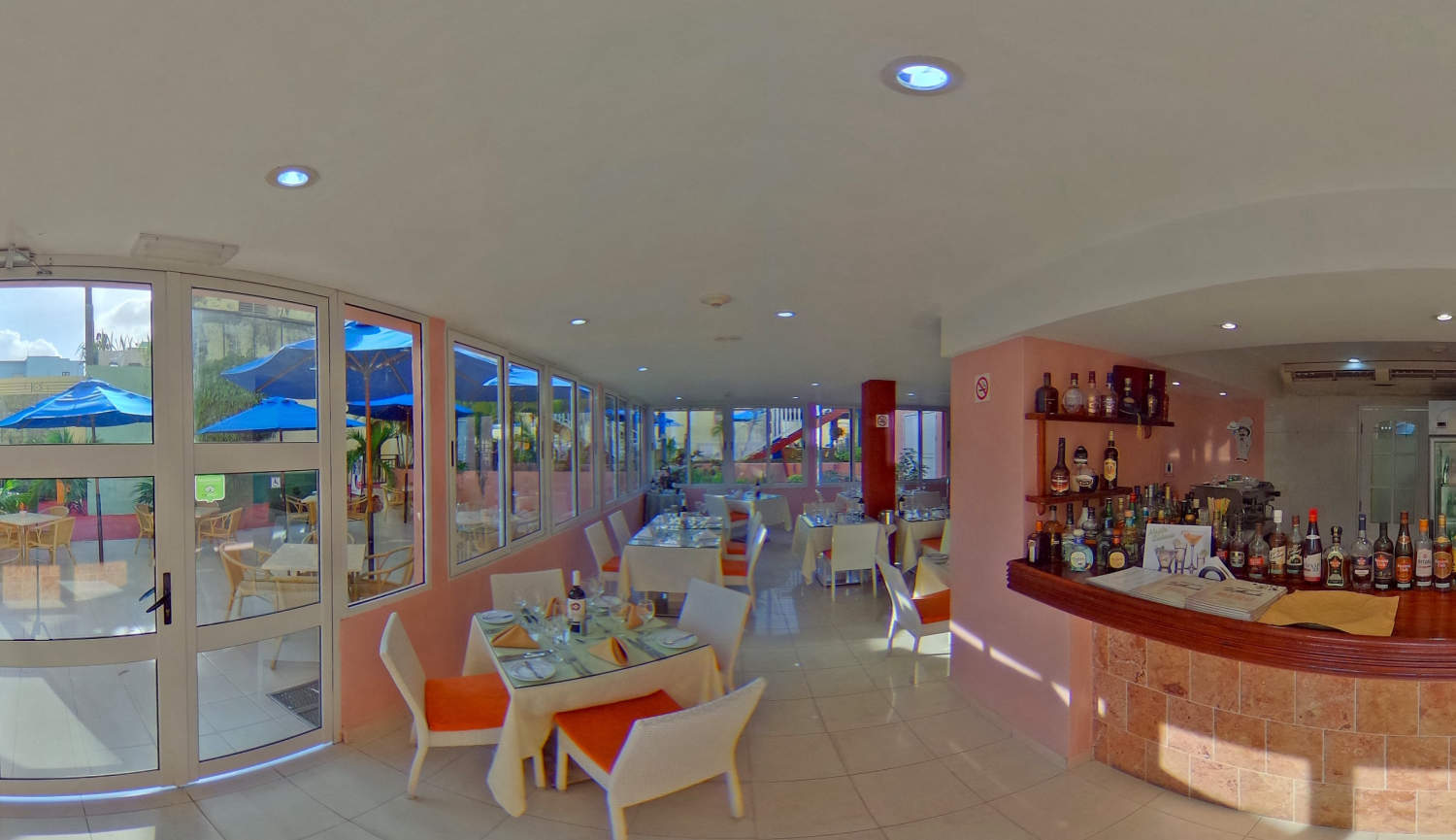 desayunador, mesas, asientos cojines anaranjados